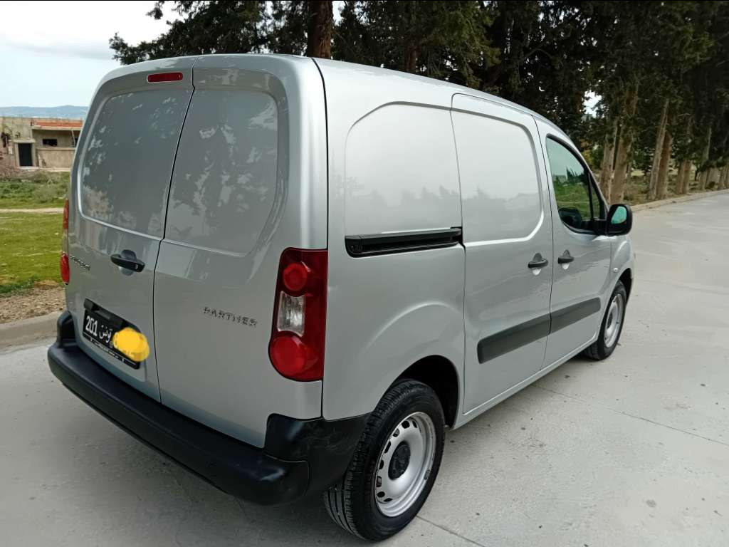 A vendre Peugeot b9 première main 144000 km année 2018 touttops tel 55090199