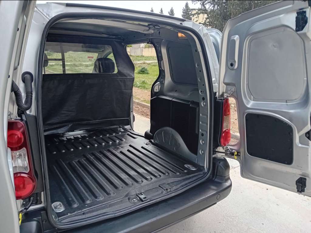 A vendre Peugeot b9 première main 144000 km année 2018 touttops tel 55090199