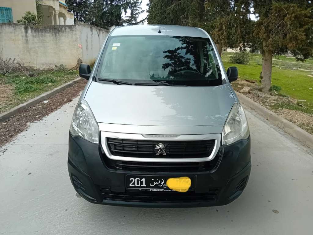 A vendre Peugeot b9 première main 144000 km année 2018 touttops tel 55090199