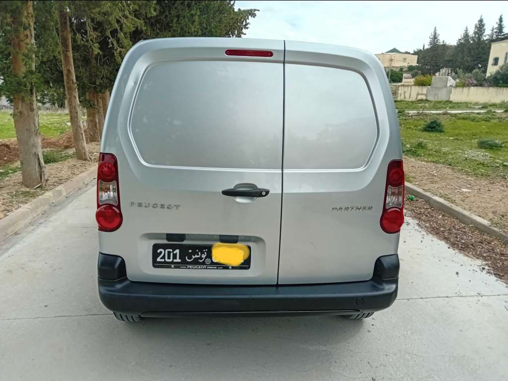 A vendre Peugeot b9 première main 144000 km année 2018 touttops tel 55090199