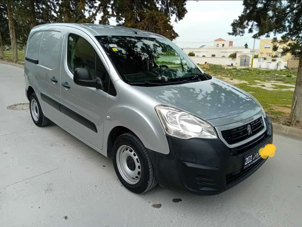 A vendre Peugeot b9 première main 144000 km année 2018 touttops tel 55090199