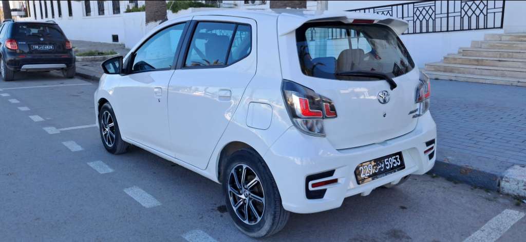 TOYOTA AGYA PREMIÈRE MAIN 