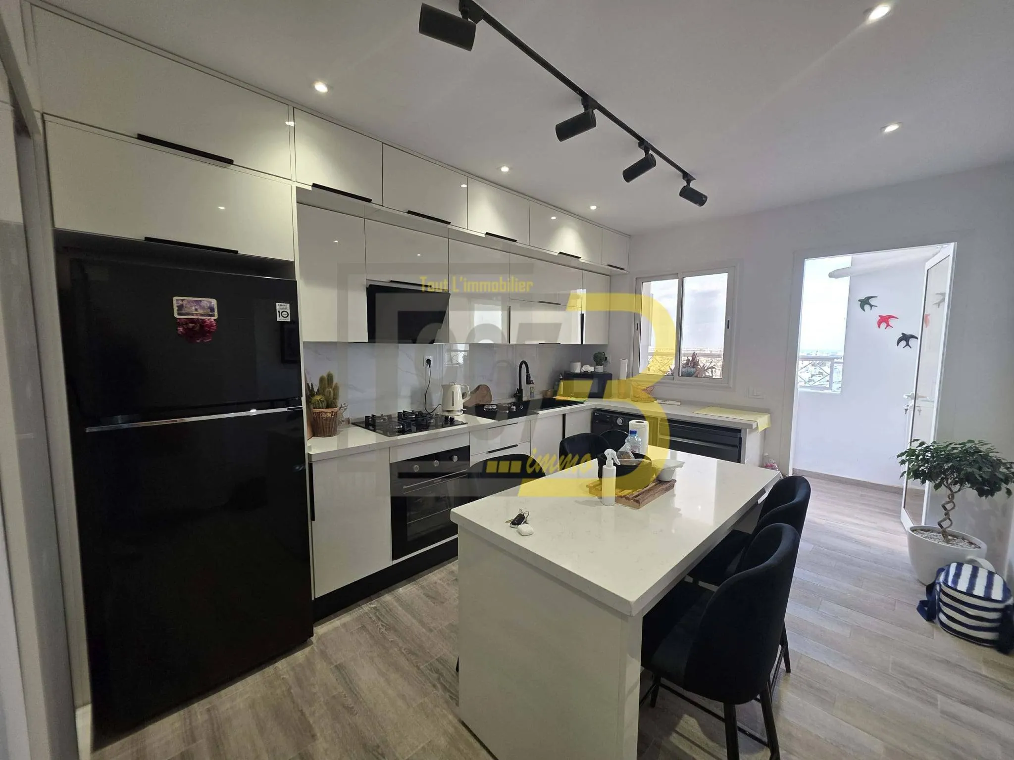 A vendre un appartement s+3 retapé à  cité Ennasr