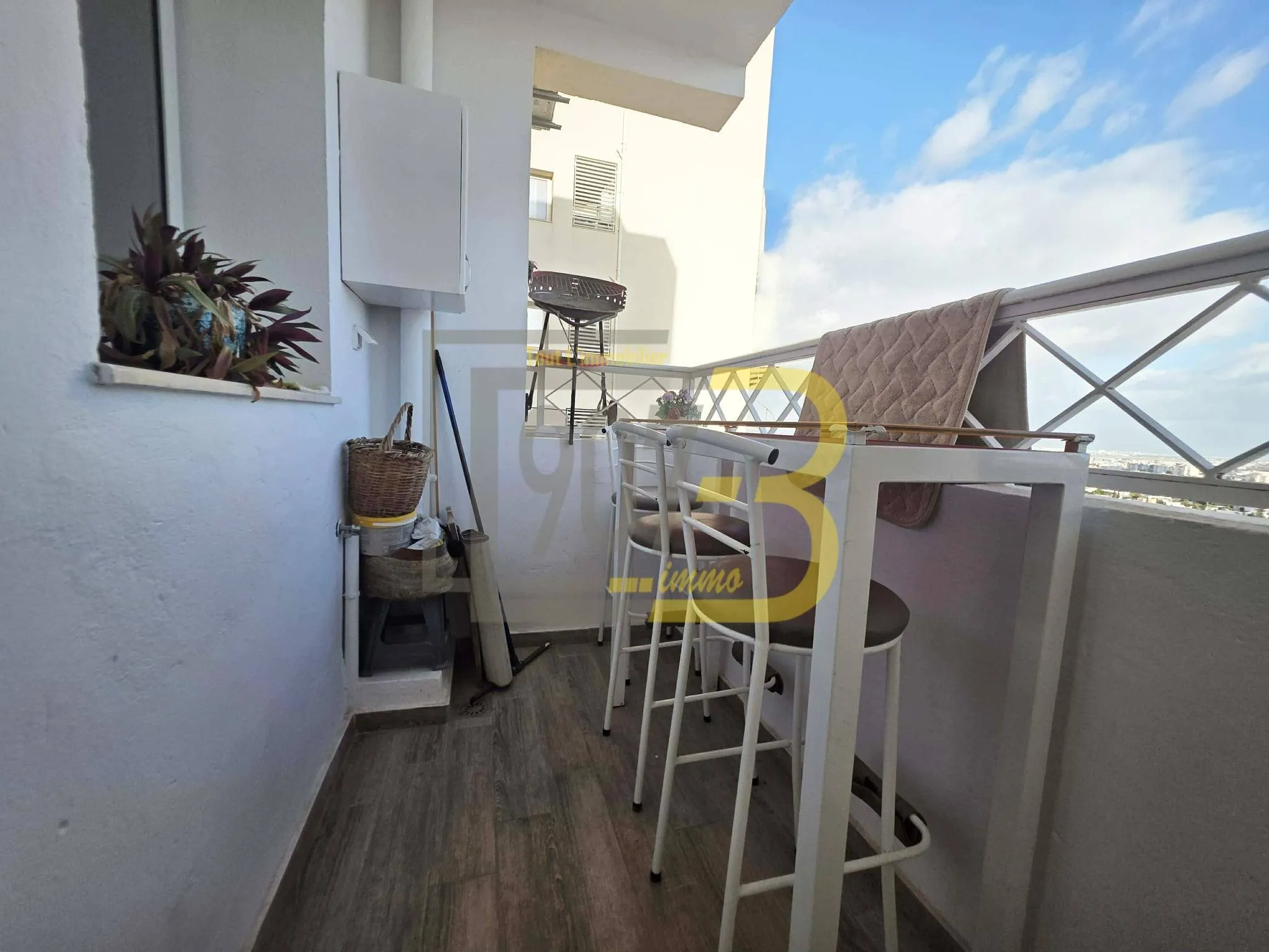 A vendre un appartement s+3 retapé à  cité Ennasr