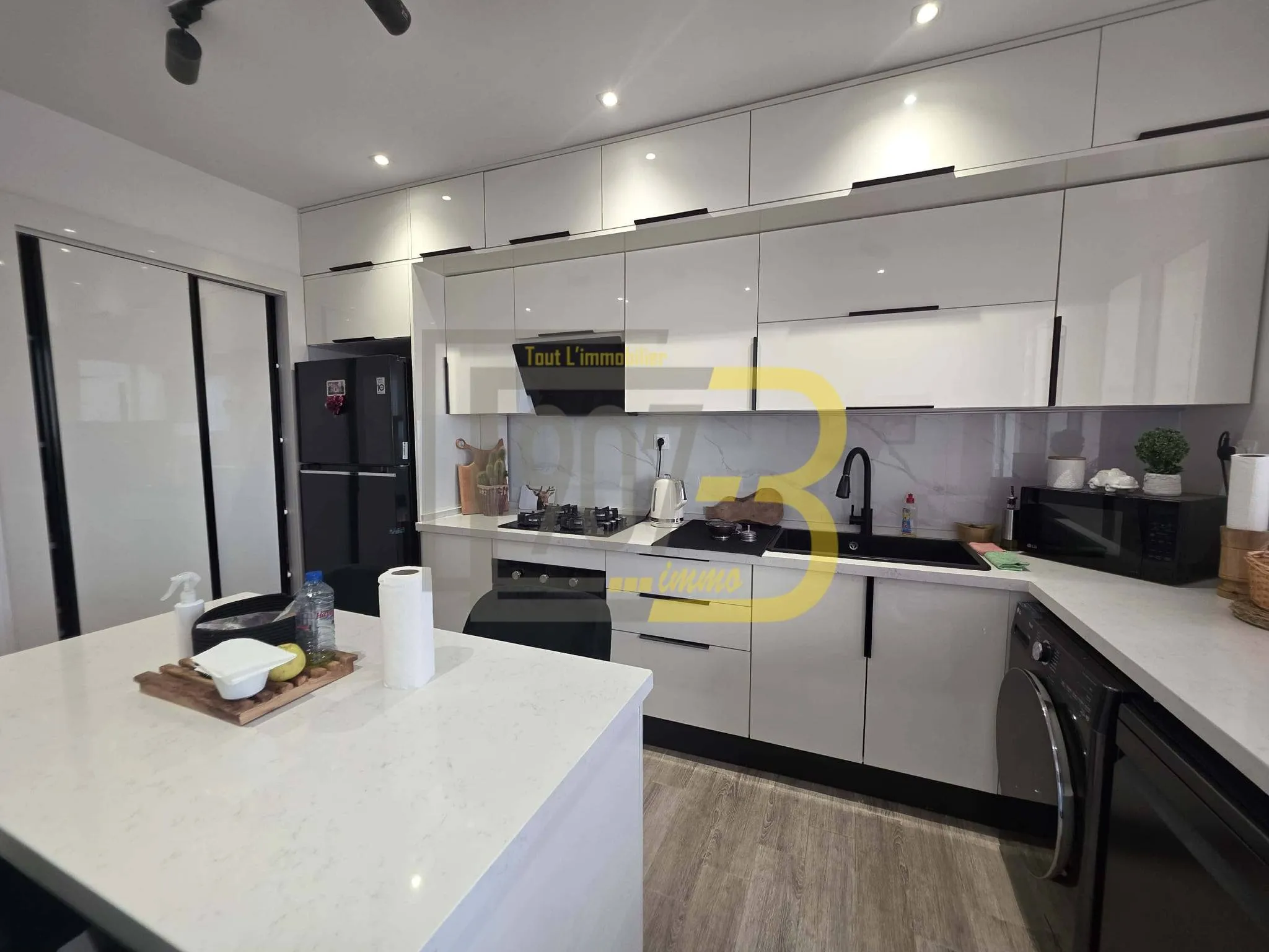 A vendre un appartement s+3 retapé à  cité Ennasr