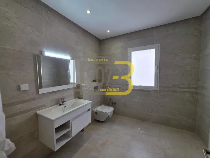 À LOUER – Villa  à Ennasr 