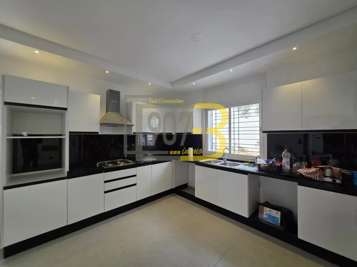 À LOUER – Villa  à Ennasr 