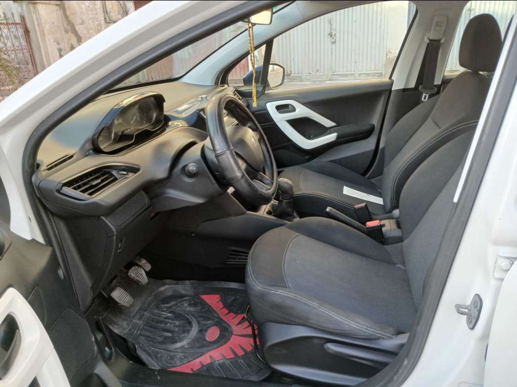 PEUGEOT 208 1er main ESSENCE Tel 24 313 594 