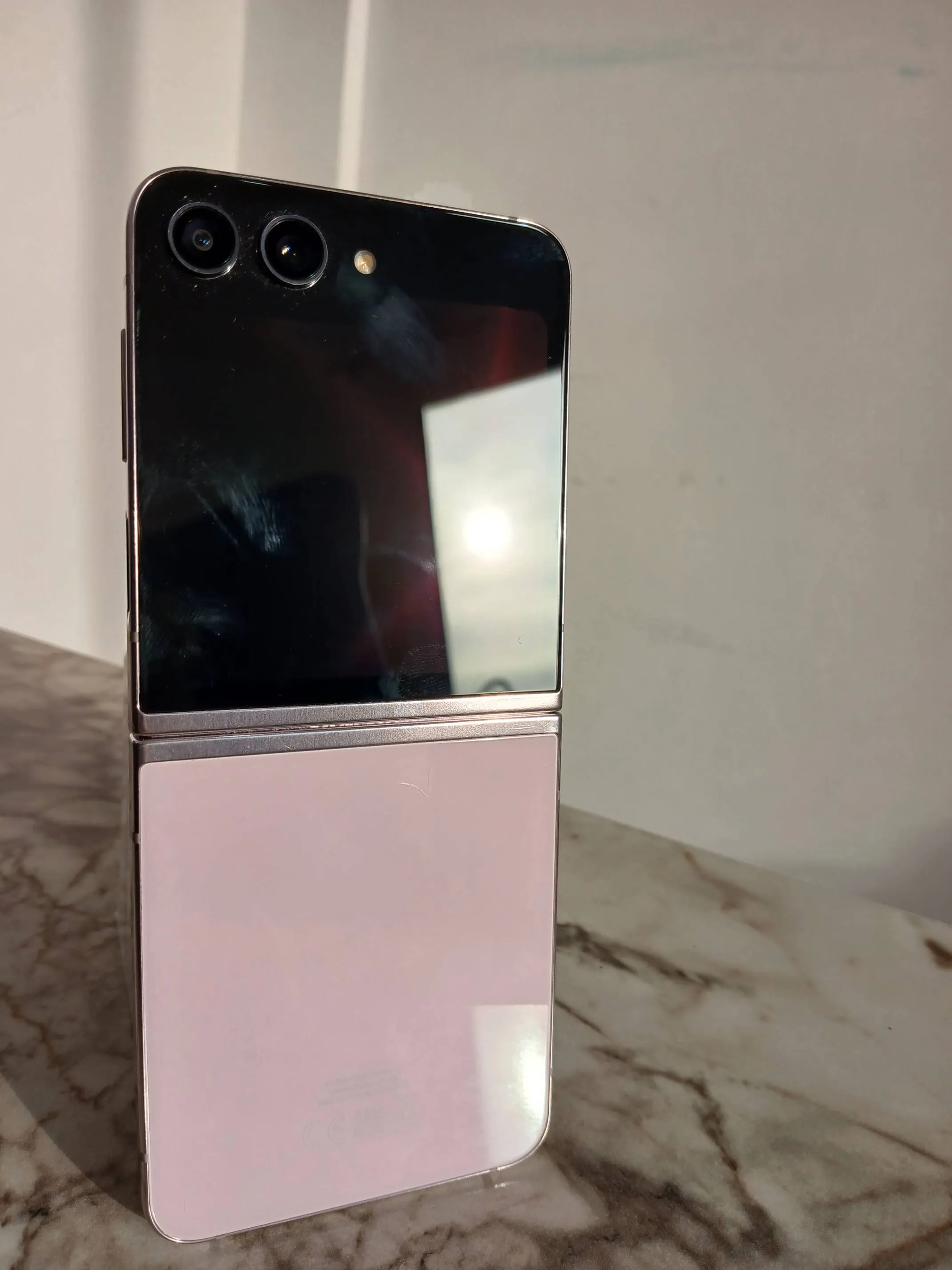 Samsung Galaxy Z Flip 5 – 256 Go / 8 Go RAM – Rose – Bon Occasion