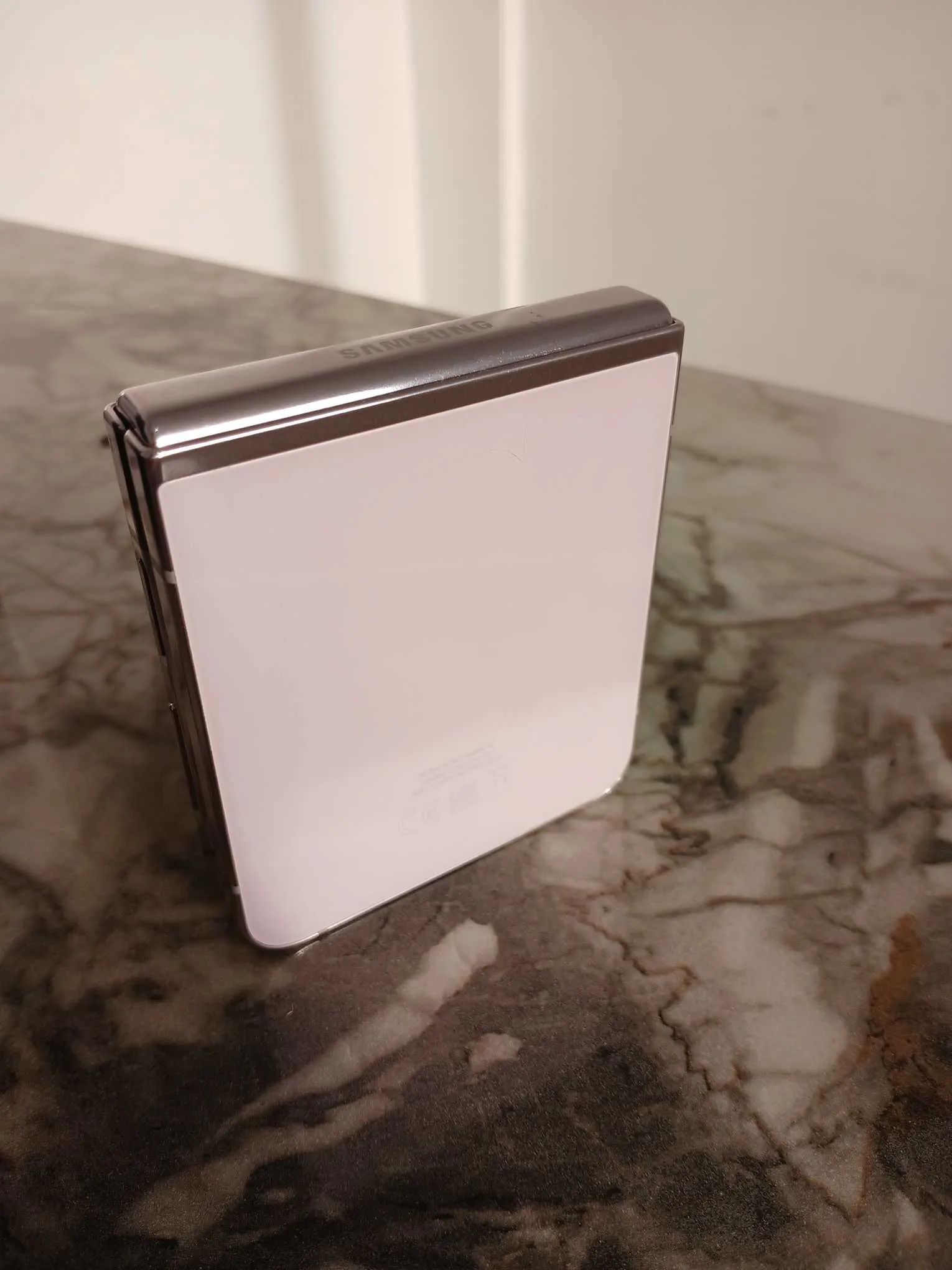 Samsung Galaxy Z Flip 5 – 256 Go / 8 Go RAM – Rose – Bon Occasion