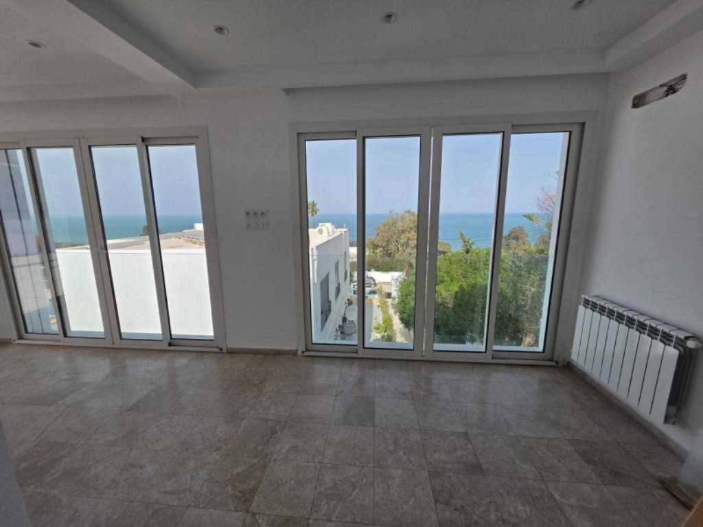 Duplex avec piscine a louer marsa corniche 