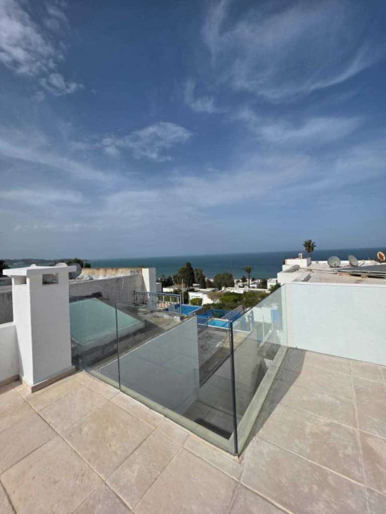 Duplex avec piscine a louer marsa corniche 