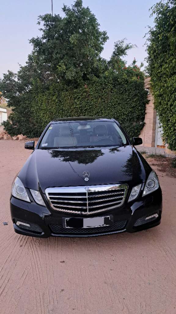 Mercedes-Benz E200 