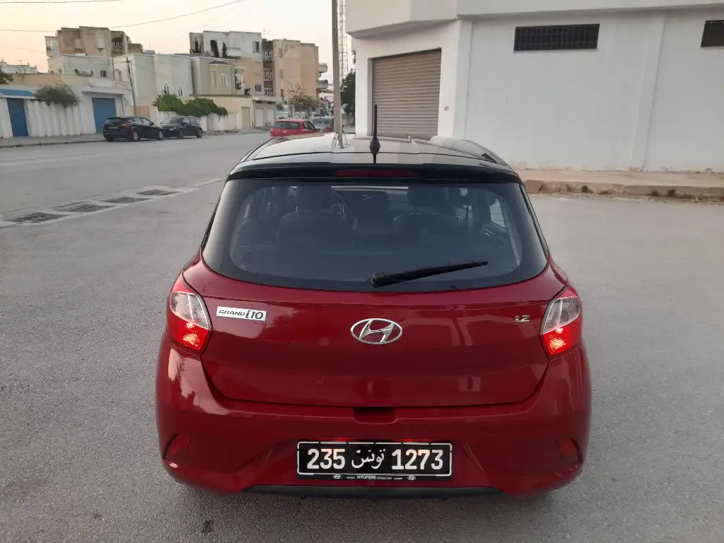 HYUNDAI GRAND I1O PREMIÈRE MAIN À L'ÉTAT NEUF 