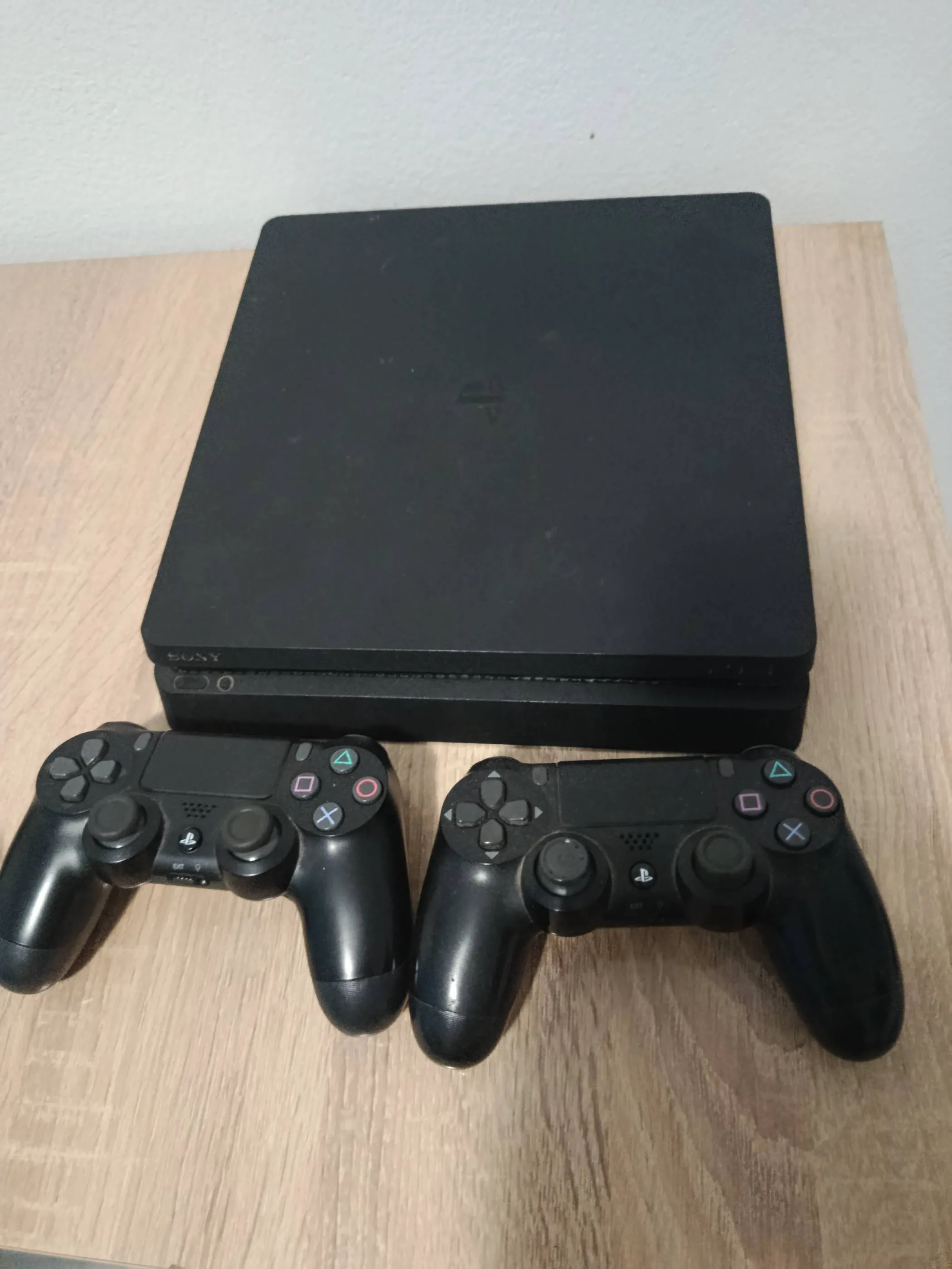 Ps4 Playstation4 slim + 2 manettes (lecteur cd lazmou réparation)