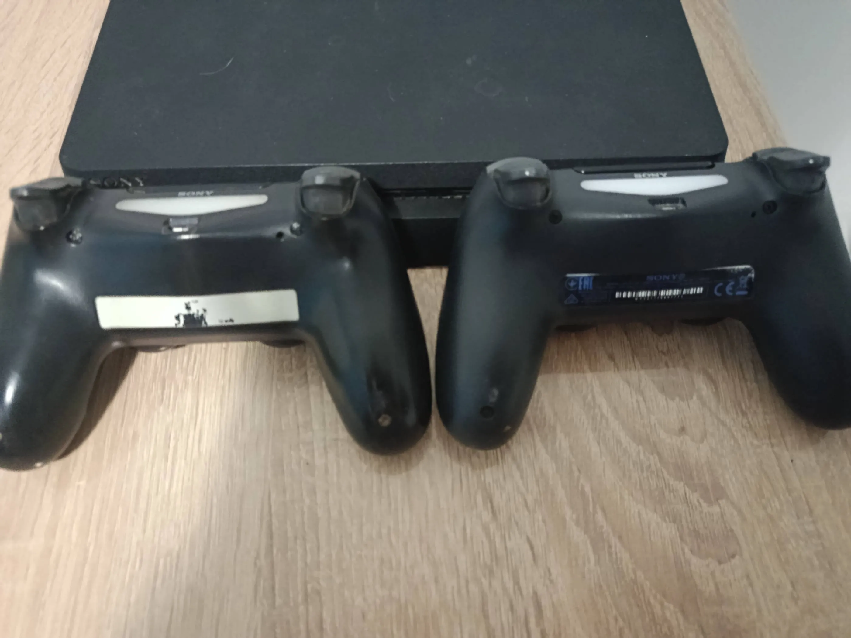 Ps4 Playstation4 slim + 2 manettes (lecteur cd lazmou réparation)