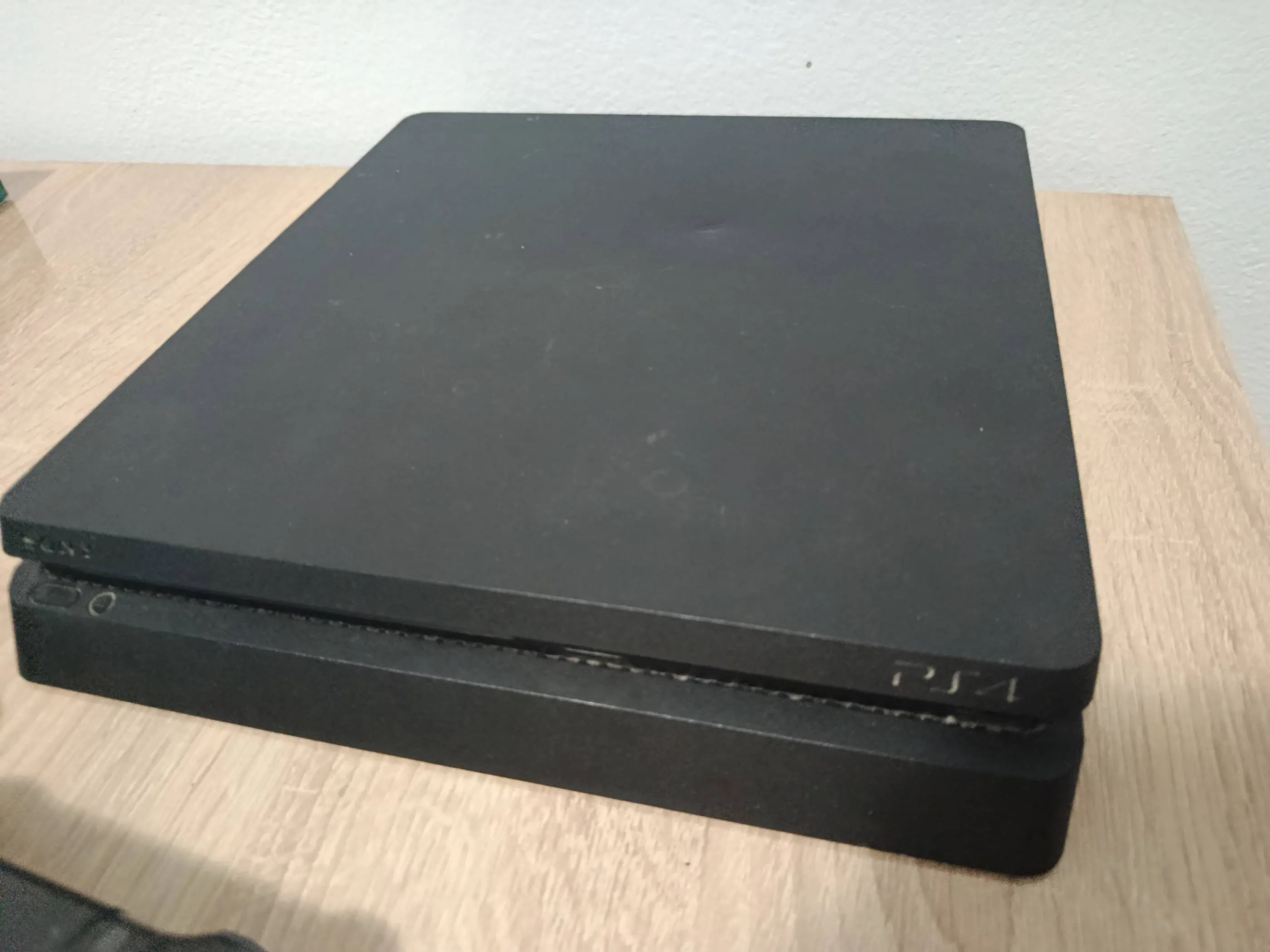 Ps4 Playstation4 slim + 2 manettes (lecteur cd lazmou réparation)