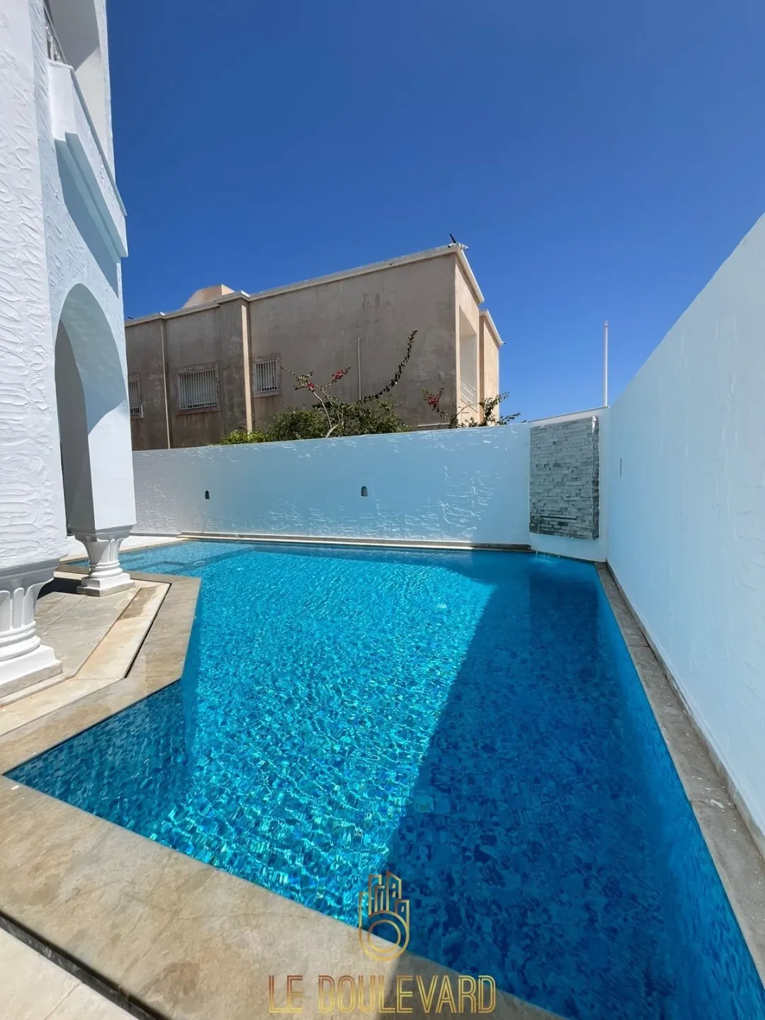 Location Estivale : Villa S+4 haut standing avec piscine située à Jinene Benikhiar, Nabeul