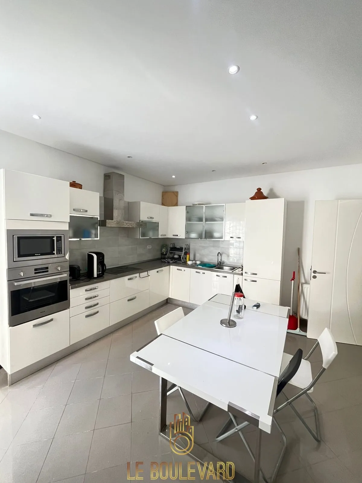 Location Estivale : Villa S+4 haut standing avec piscine située à Jinene Benikhiar, Nabeul