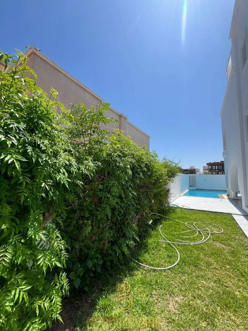 Location Estivale : Villa S+4 haut standing avec piscine située à Jinene Benikhiar, Nabeul