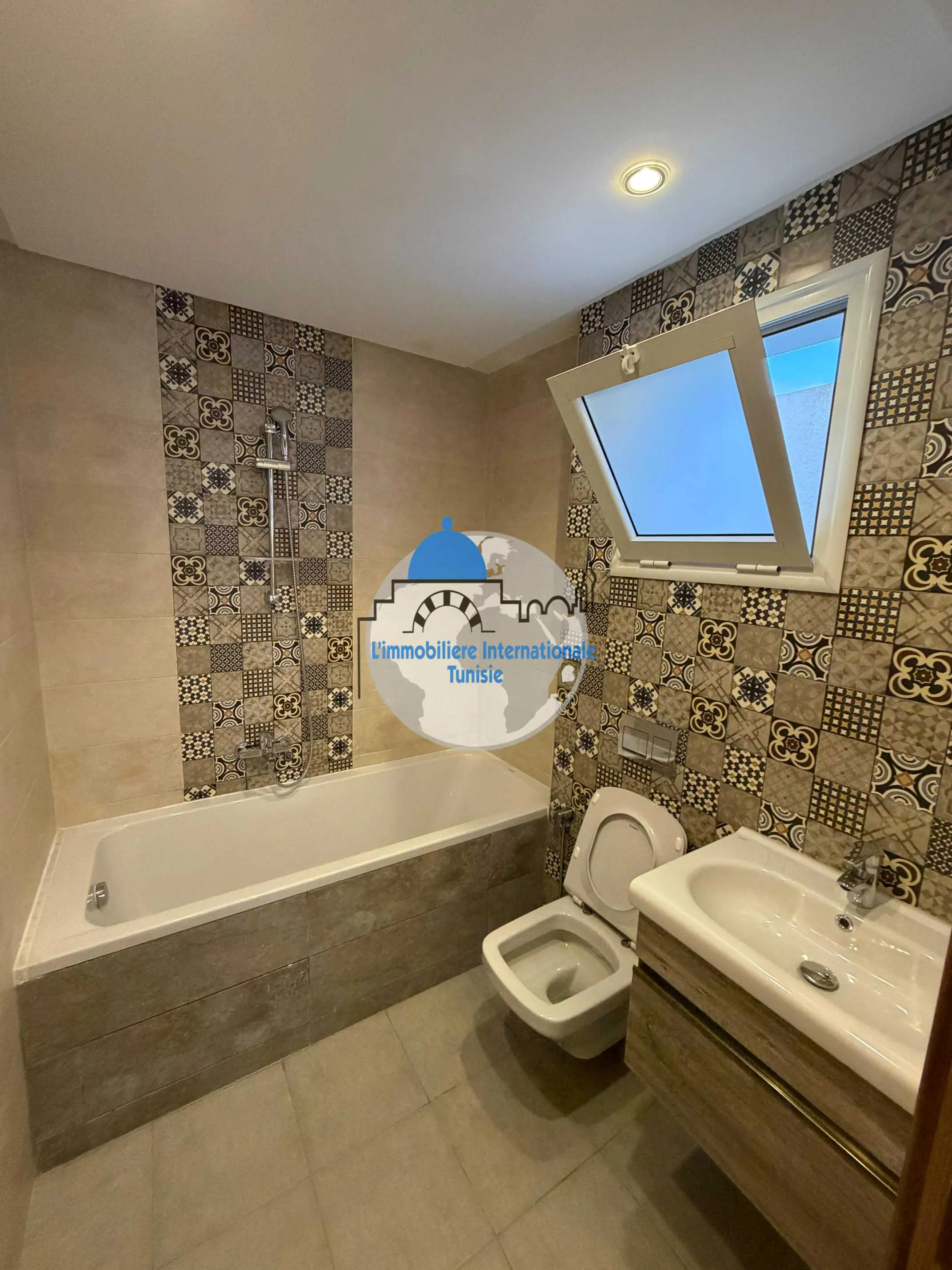 Location annuelle S+2 meublé avec place de parking - à Sahloul