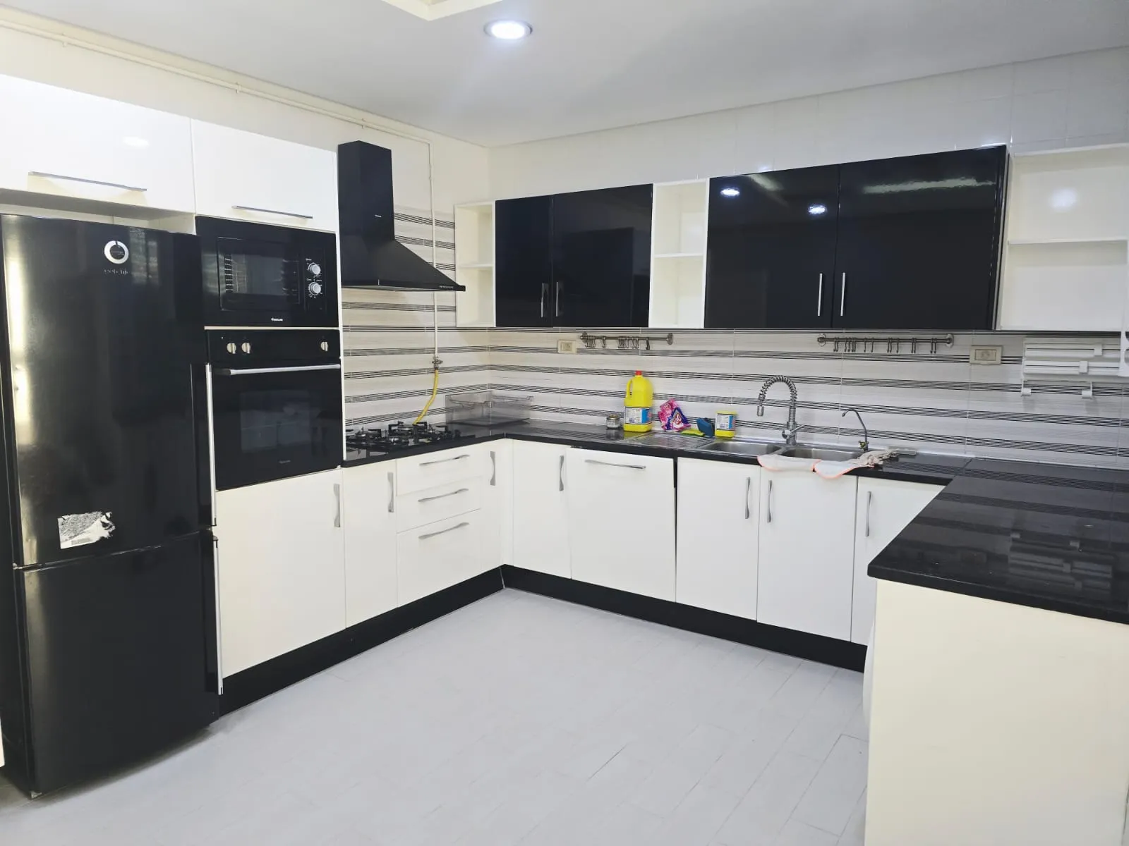 Appartement S+3 Avec Vue Mer En Vente  à Tantana, Chott Mariem