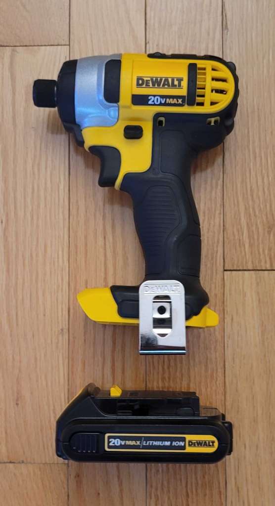 A Vendre : DEWALT : PERSSEUSE , VISSEUSE dans la boite
