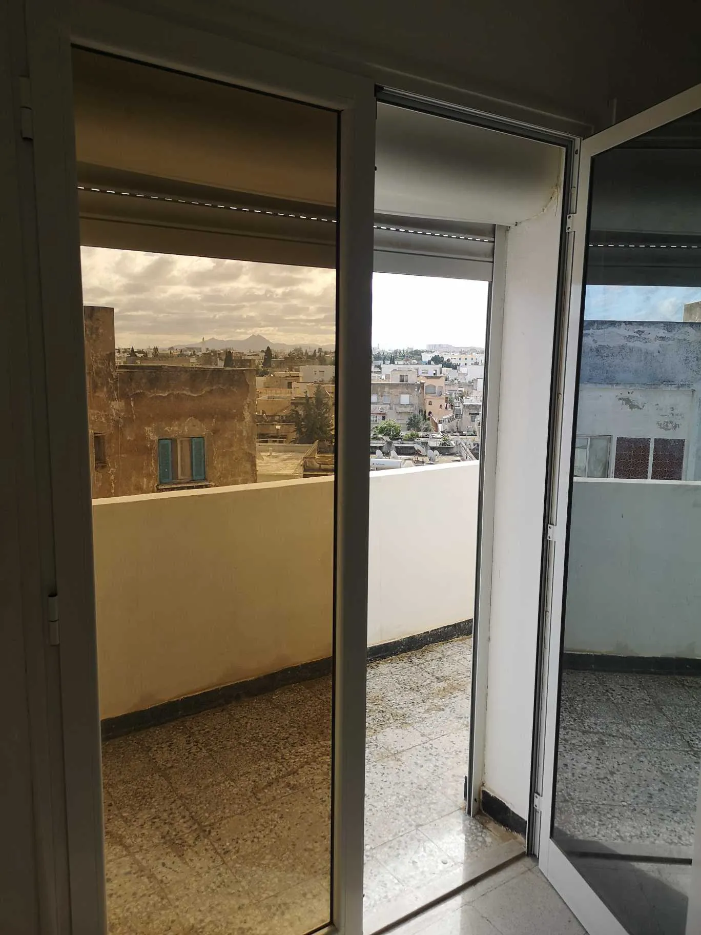 Joli appartement cité Ennozha Ariana