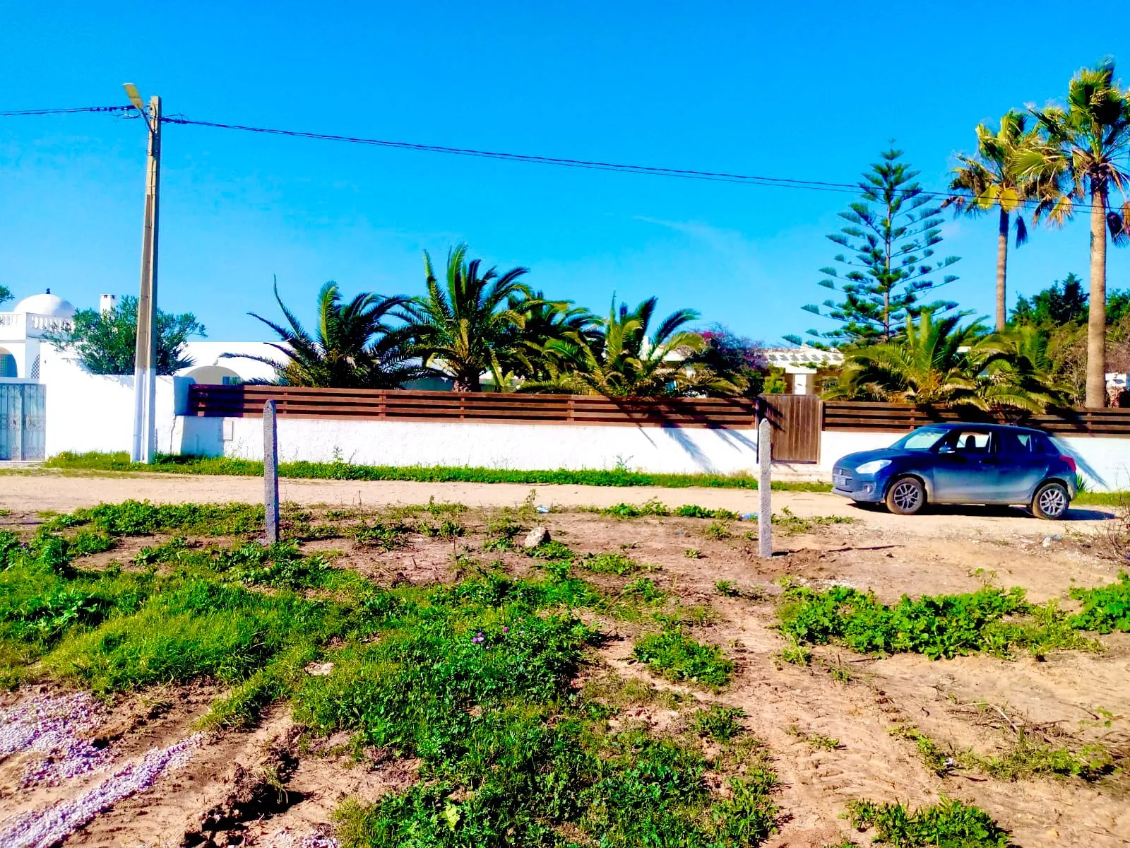 terrain a karkouen pied dans l'eau
