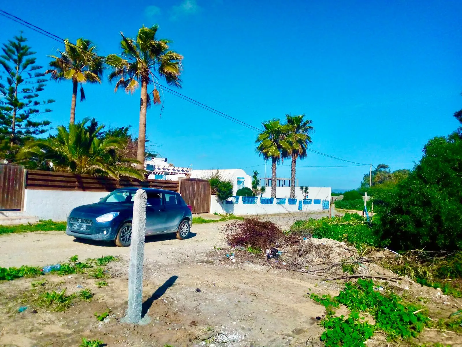 terrain a karkouen pied dans l'eau