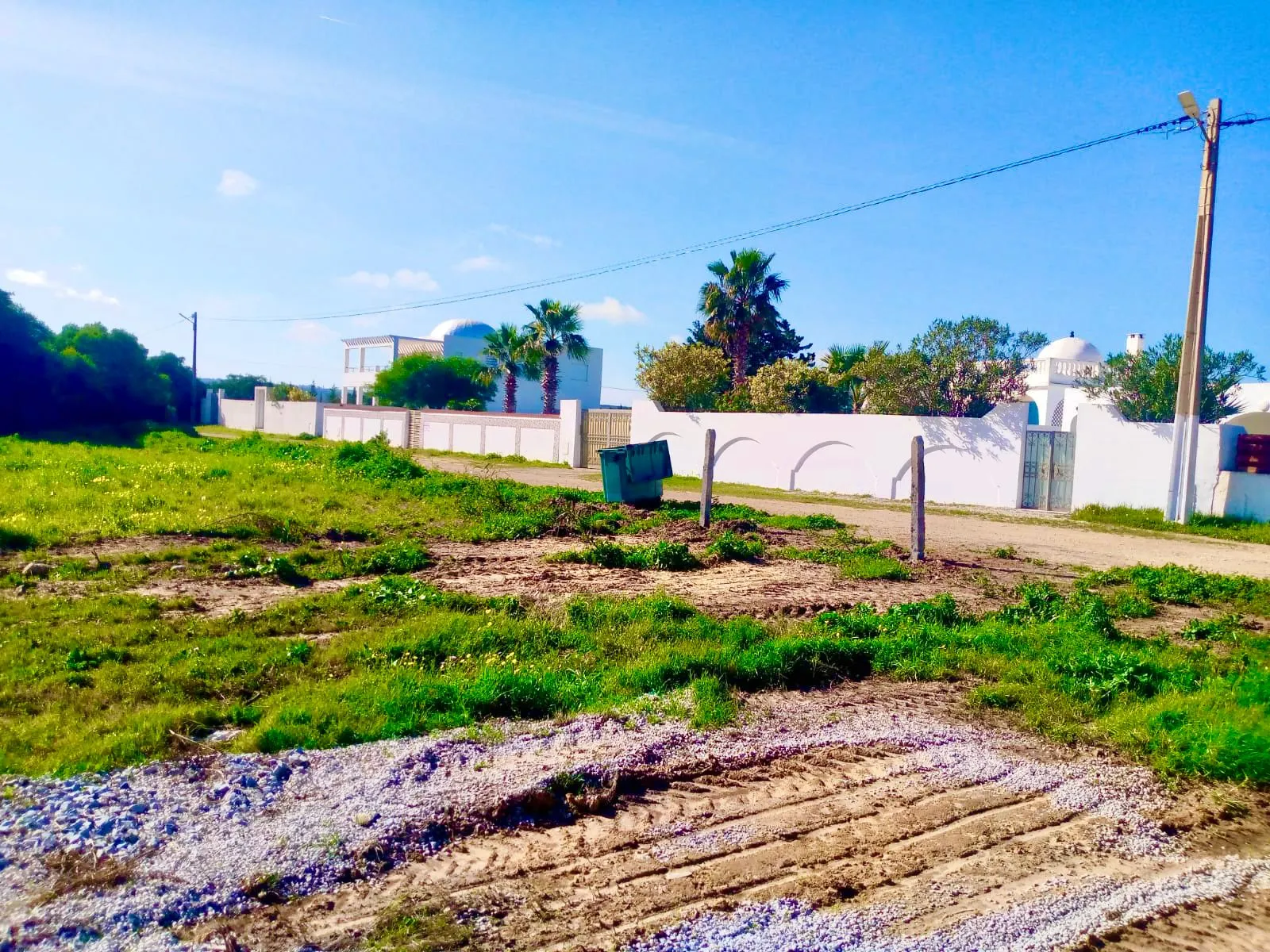 terrain a karkouen pied dans l'eau