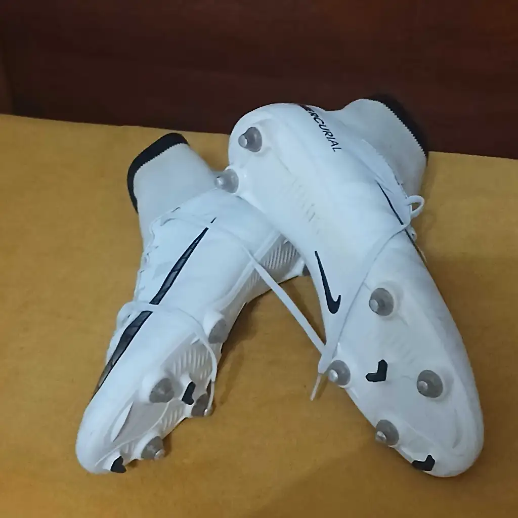 Crampon Nike original  emporté en bonne état téléphone 23728730