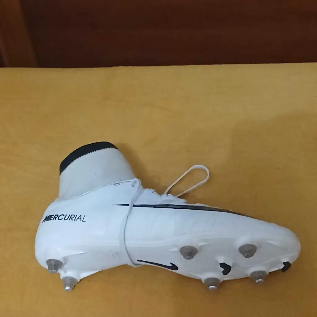 Crampon Nike original  emporté en bonne état téléphone 23728730