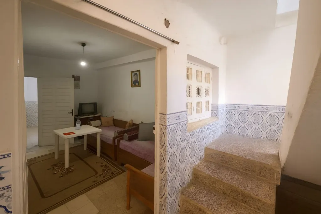 Maison à 2 niveaux à Ben Arous, avec patio intérieur, 2 logements indépendants, toit-terrasse exploitable