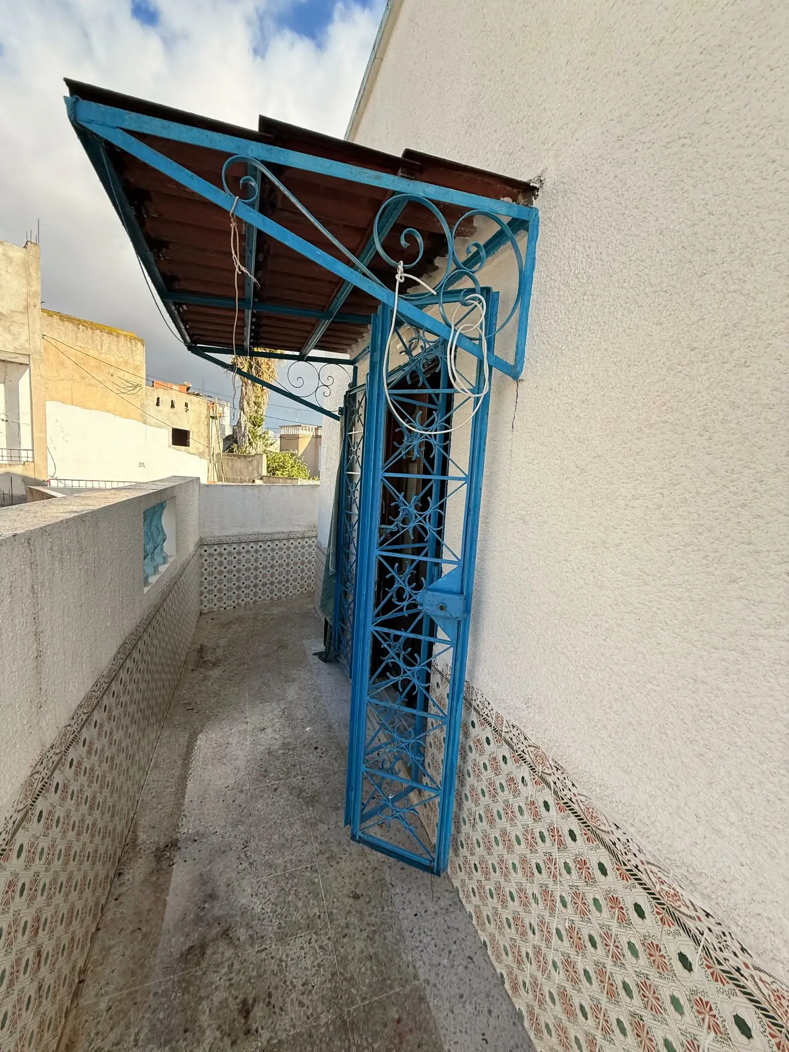 un étage s+2 au 1er étage a louer situé Bardo En Face clinique et prés de la mosquée