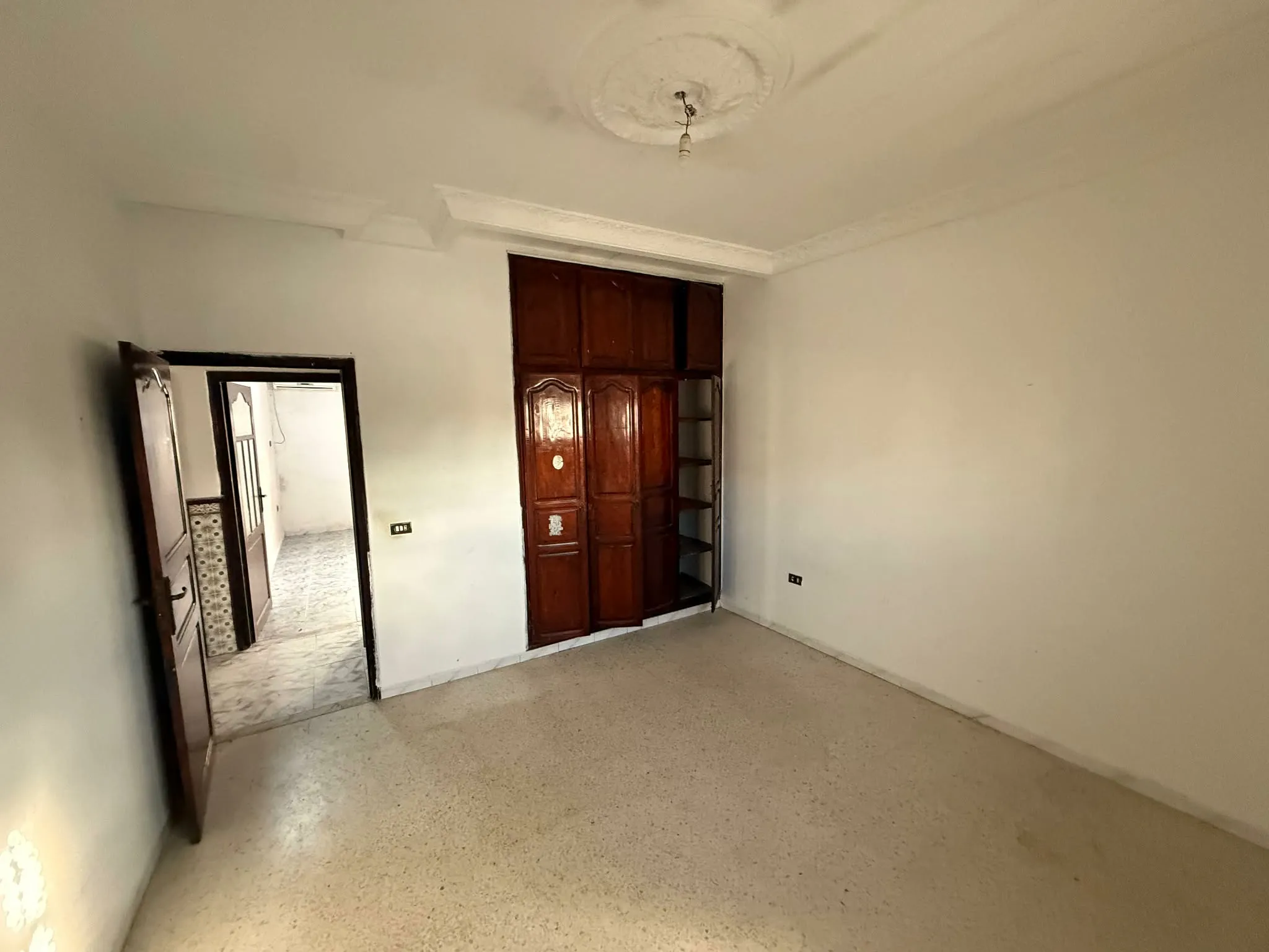 un étage s+2 au 1er étage a louer situé Bardo En Face clinique et prés de la mosquée