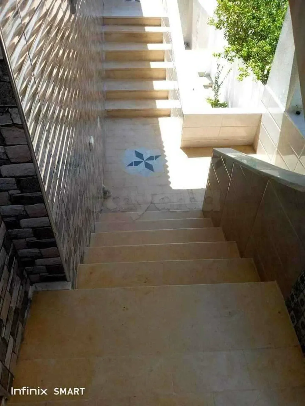 Un studio S+0 meublé au 1er étage a louer situé a Bardo Rue Bayrouth Près de collège Karachi.
