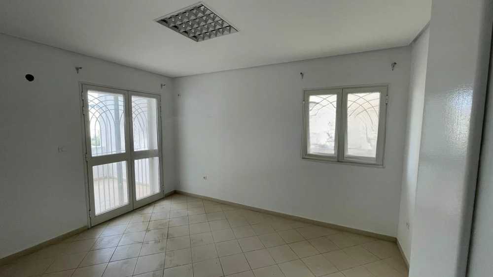 A louer bureau spacieux A3 au premier étage à avez Asenceur situé à sahloul zone mosquée FATMA ZAHRA 