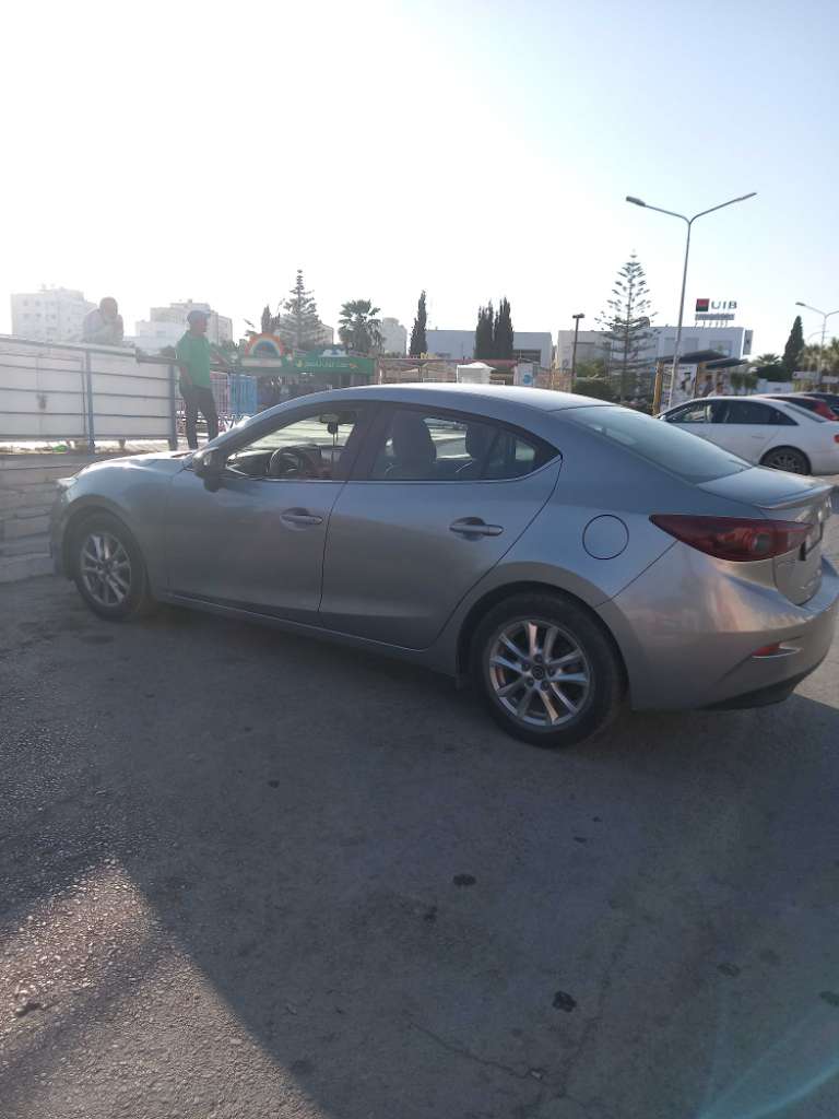 Mazda 3 en bon état avec carnet d'entretien