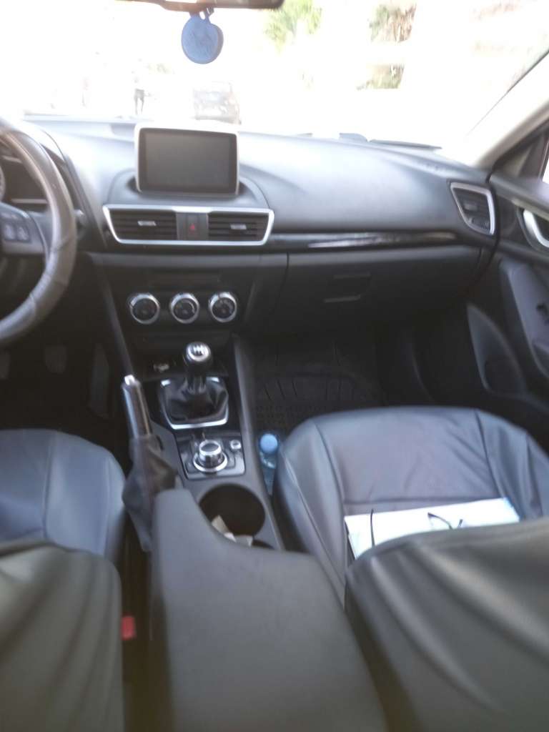 Mazda 3 en bon état avec carnet d'entretien