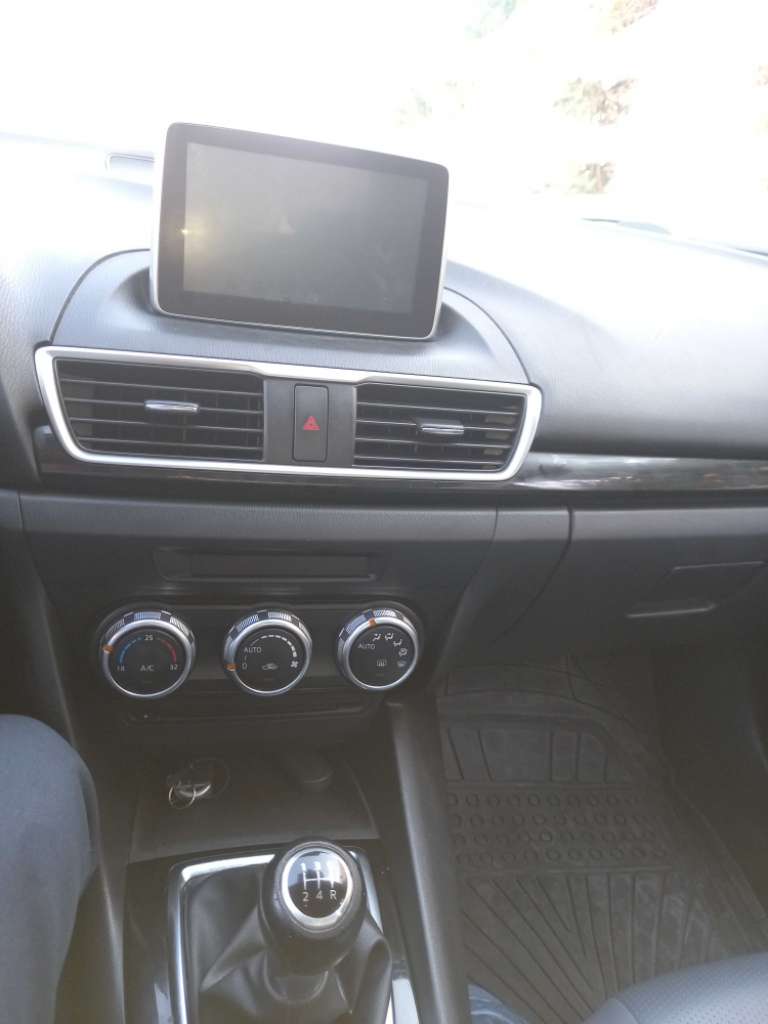 Mazda 3 en bon état avec carnet d'entretien
