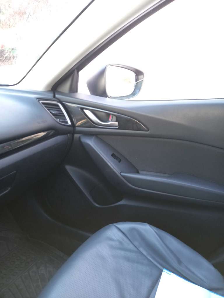 Mazda 3 en bon état avec carnet d'entretien