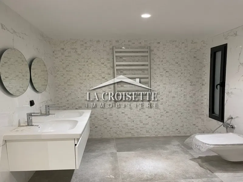 Triplex s+5 avec piscine à Gammarth MDL0570