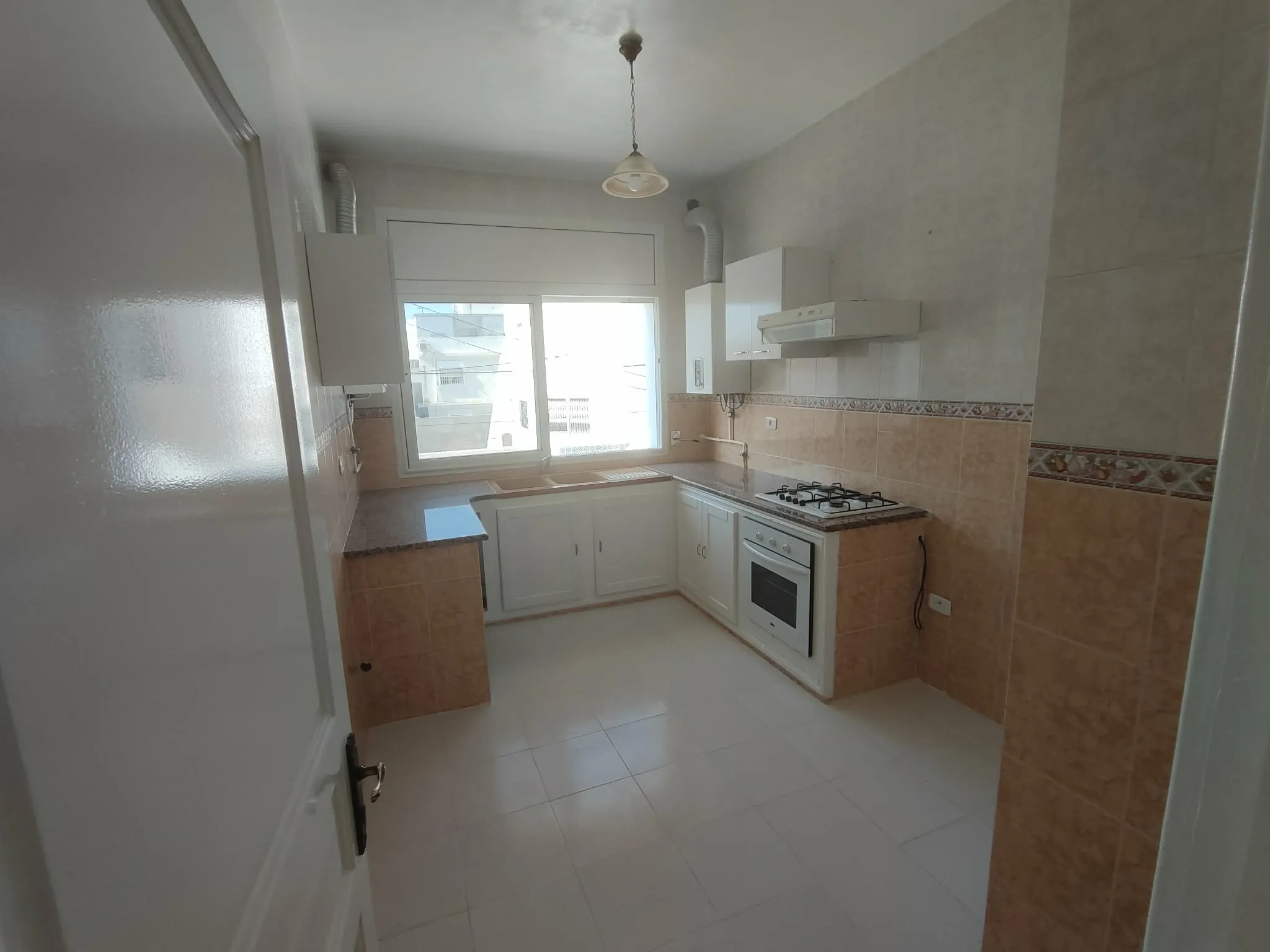 un étage d'une villa s+2 au 1er étage a louer situé a Cité Enkhilette Derriére Pâtisserie matmati