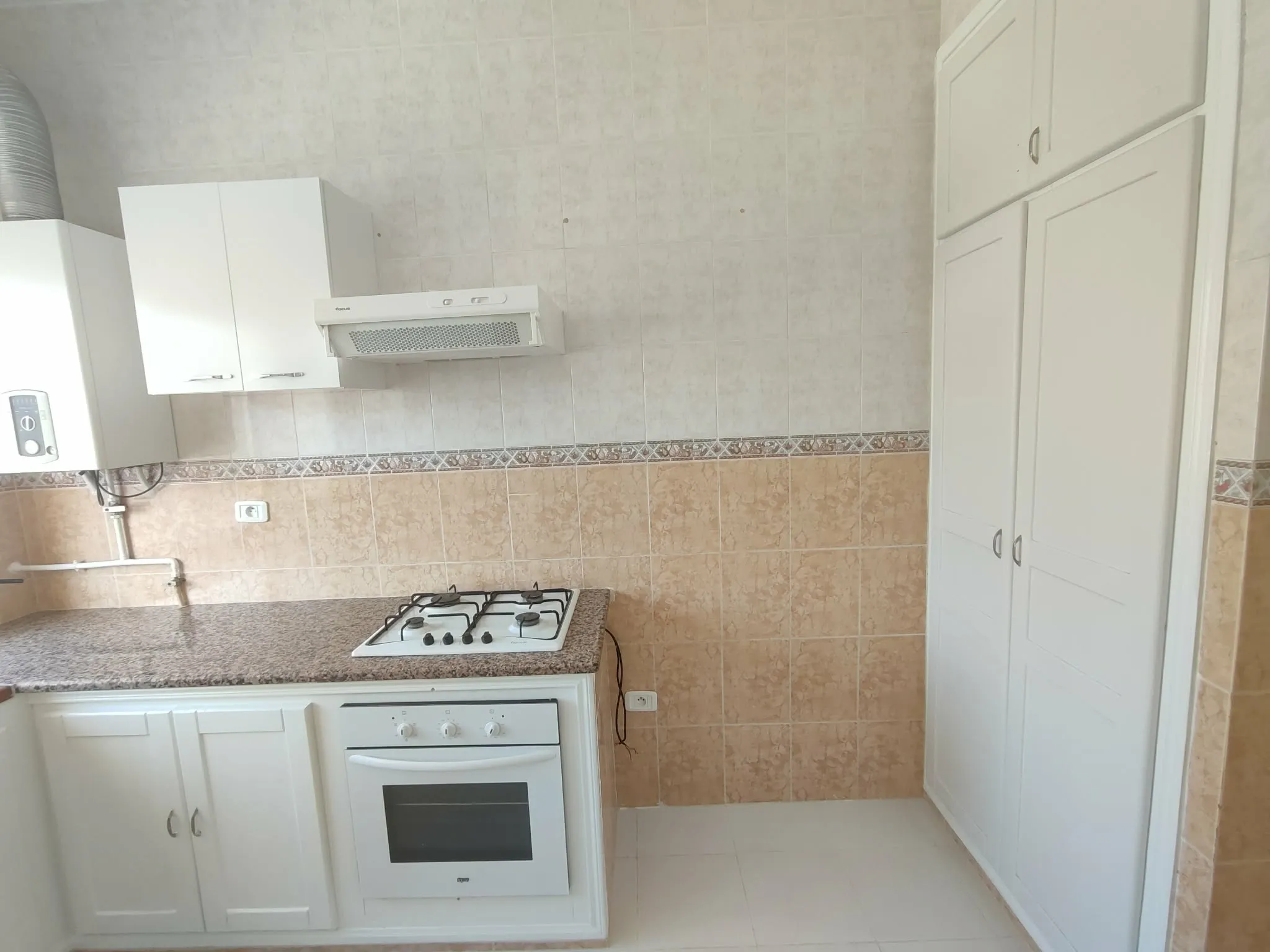 un étage d'une villa s+2 au 1er étage a louer situé a Cité Enkhilette Derriére Pâtisserie matmati