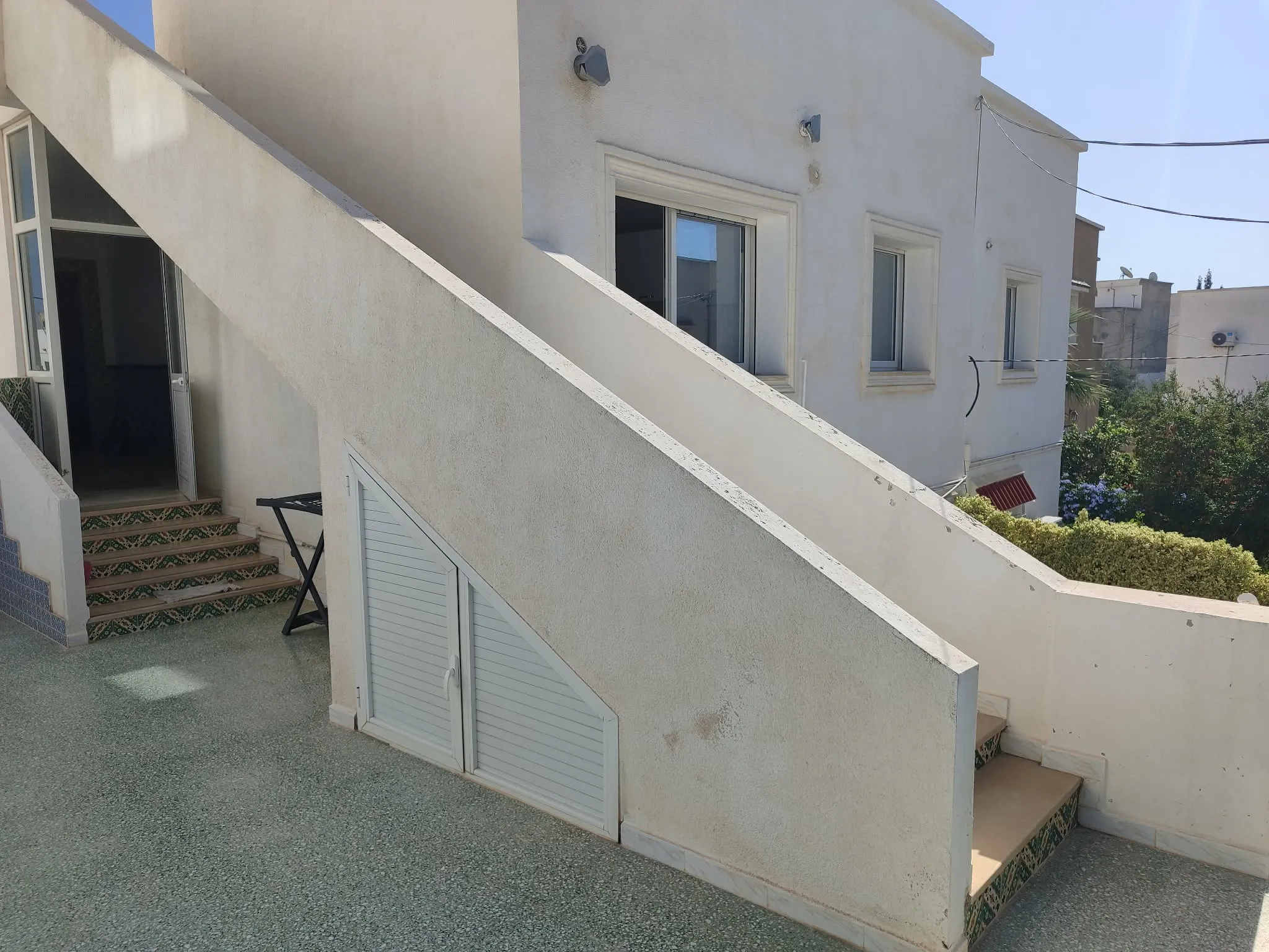 un étage d'une villa s+2 au 1er étage a louer situé a Cité Enkhilette Derriére Pâtisserie matmati