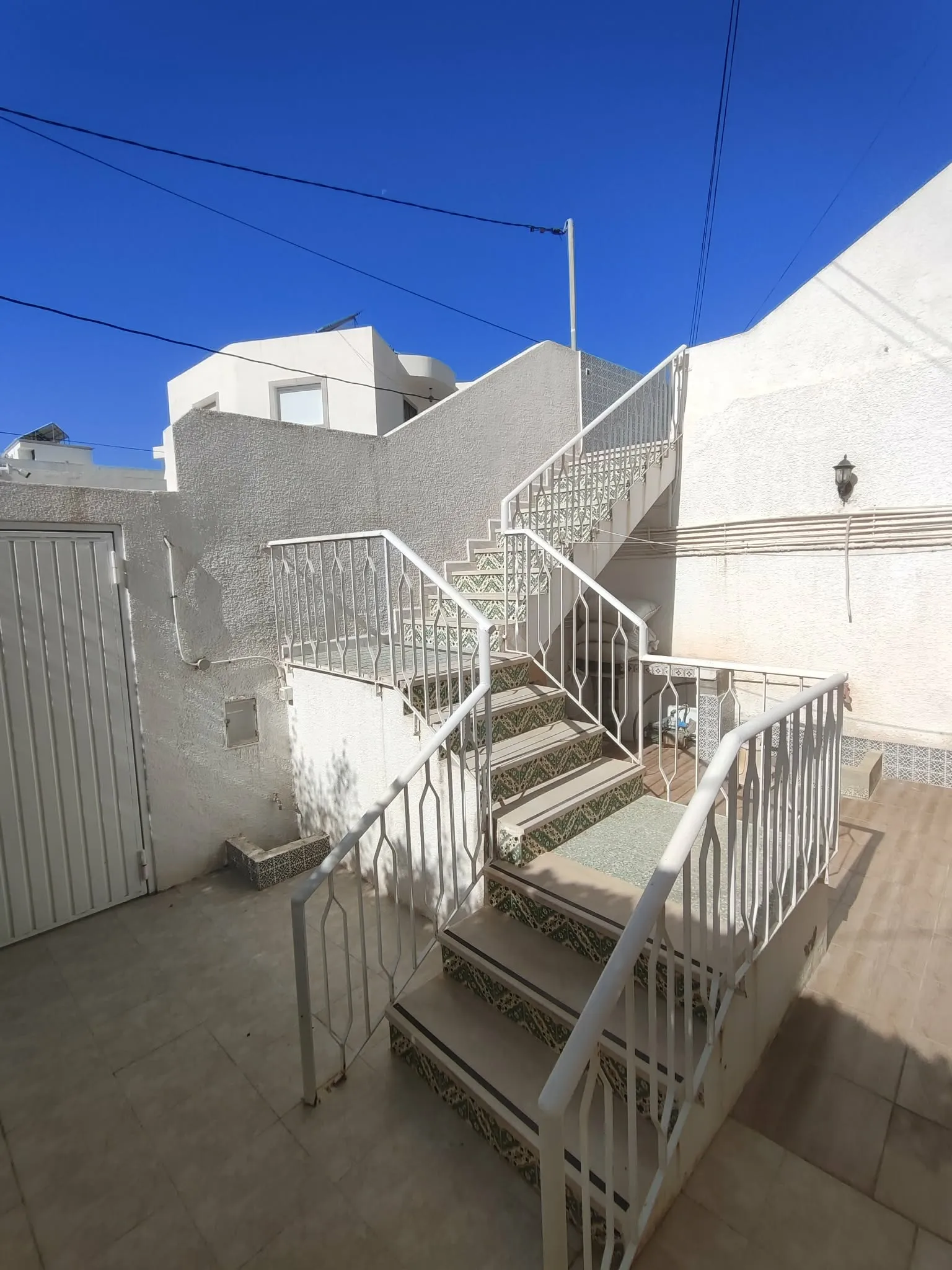 un étage d'une villa s+2 au 1er étage a louer situé a Cité Enkhilette Derriére Pâtisserie matmati