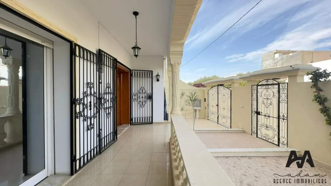 Villa S+5 en duplex à Beni Khiar Plage