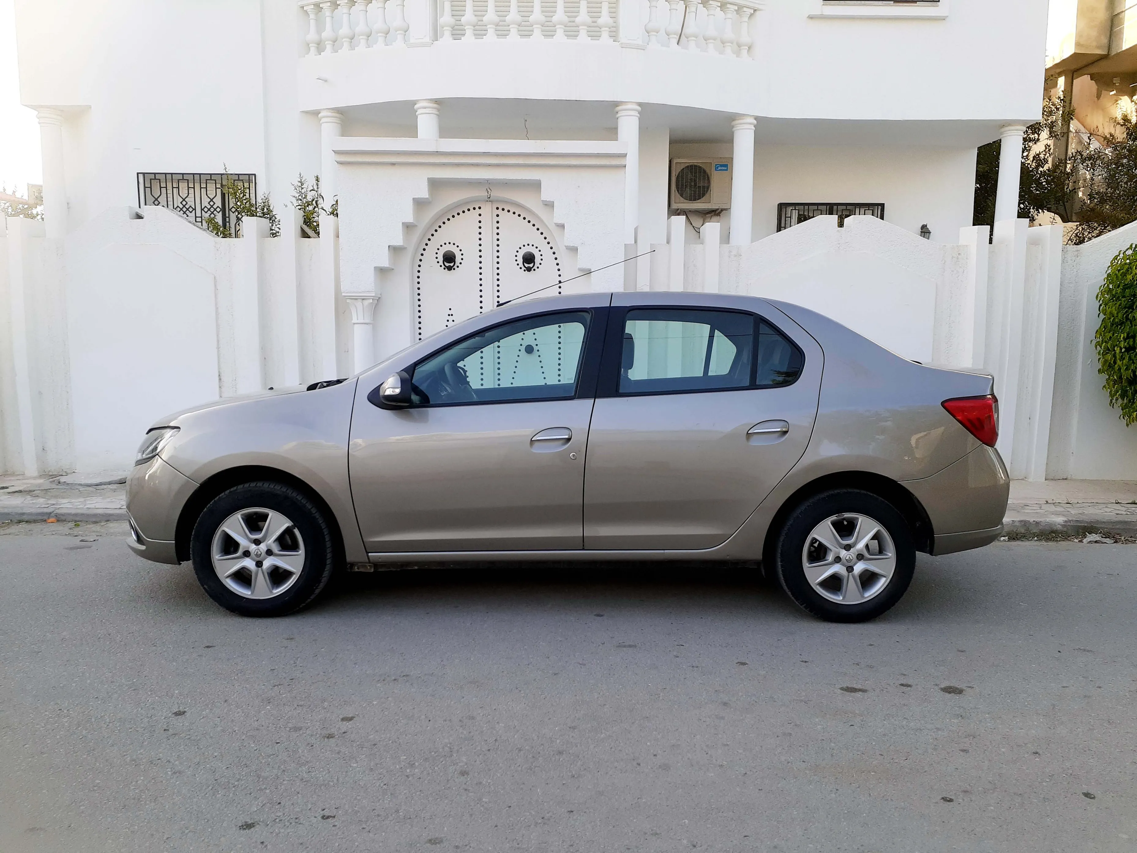 Renault symbol Élégance première main tu 185