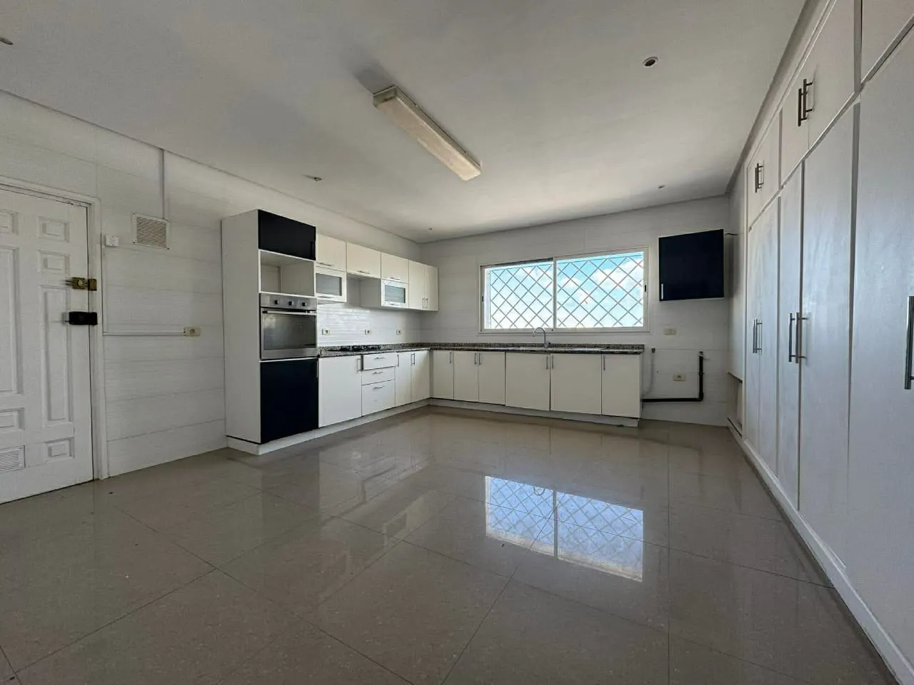 A Louer Villa sur trois niveaux à Menzah 9C